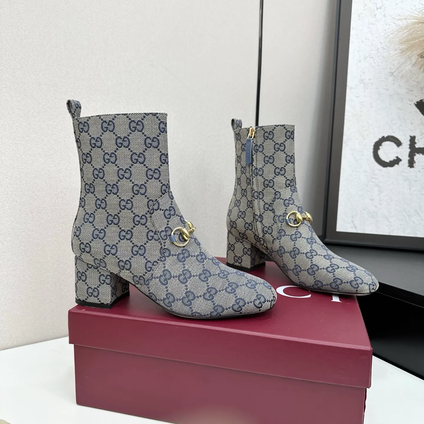 👟👟Ex-factory price 740👟👟 Gucci Gucci 2025G new autumn and winter classic horsebit thick heel short boots. The main series is finally available, and the products are worth looking forward to! Original classics create new designs ✨ Purchasing agent level! Full of high-end feel! A favorite among bloggers at home and abroad, it is retro and fashionable, easy to wear and looks great on your feet! Mainly recommended by the official website, new colors are constantly updated 🆕 ▪️Upper: original calfskin/cloth ▪️Inner lining: imported sheepskin ▪️Outsole: Italian leather outsole ▪️Heel height: 3.5cm ▪️Shoe size: 35-39 (40.41.42 can be customized)